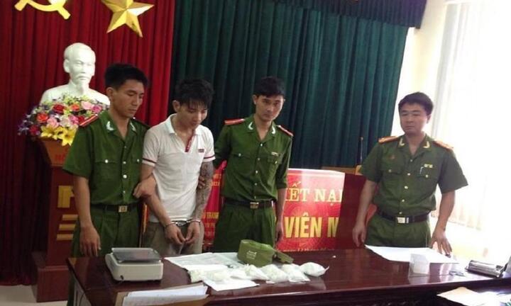 Bắt đôi nam nữ đi “xế hộp” chở ma túy và nhiều “hàng nóng”